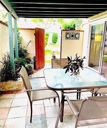 Covered patio (photo 3)