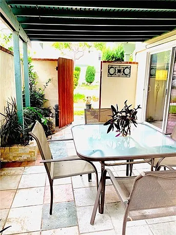 Covered patio (photo 3)