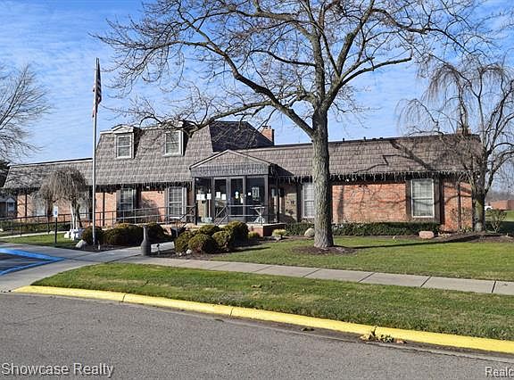 3rd image of 18166 Jamestown Cir