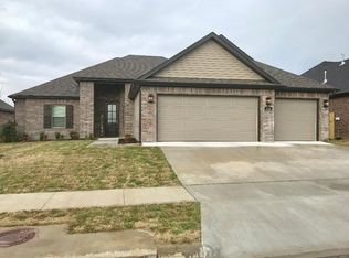 426 N Reeds Bridge Dr, Fayetteville, AR 72704