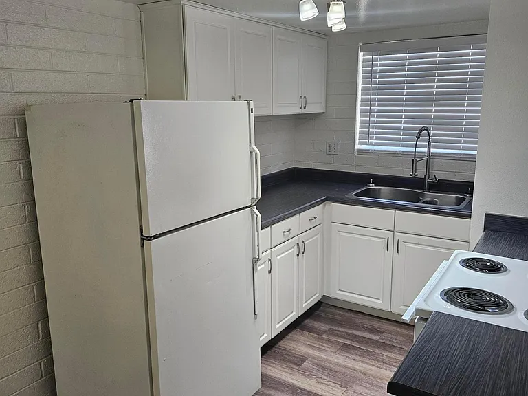 521 E Bethany Home Rd — Photo 4