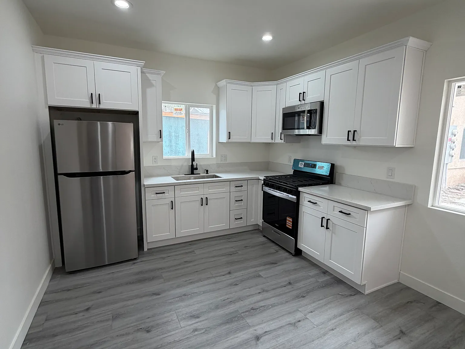 3 bed, 1011 sqft, $3,385 — Photo 1