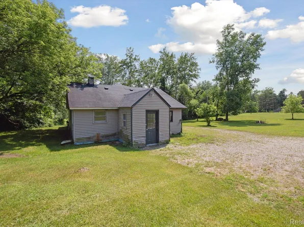 2275 Lakeville Rd, Oxford, MI 48370