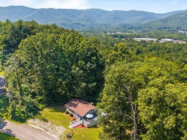 112 Posey Ln, Jacksboro, TN 37757
