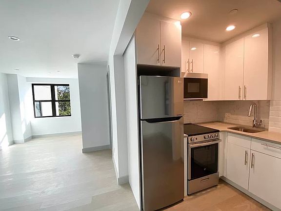 2nd image of 287 Hawthorne St #4F