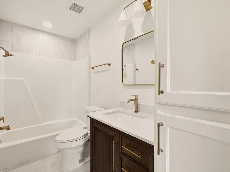 908 Isbell Rd #B — Photo 22