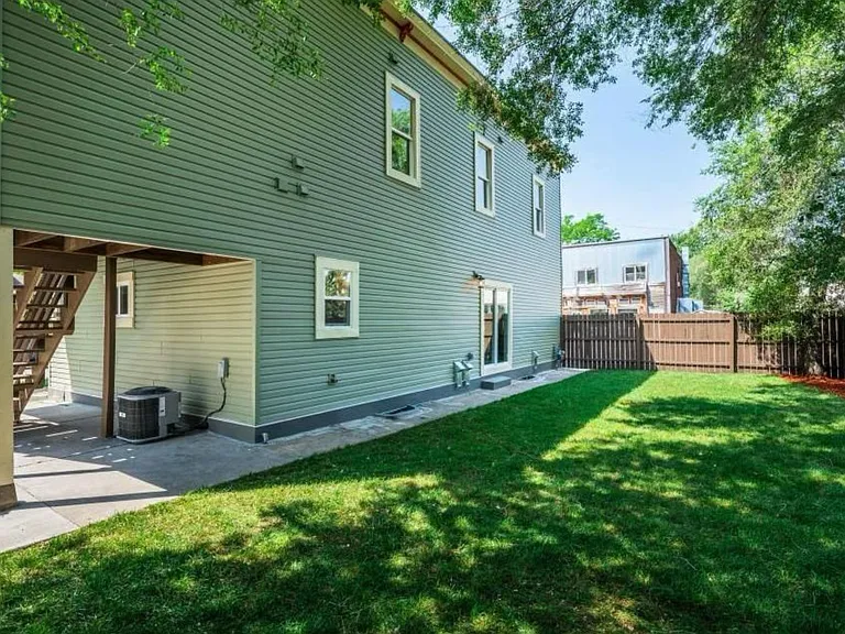 2401 University Ave NE — Photo 24
