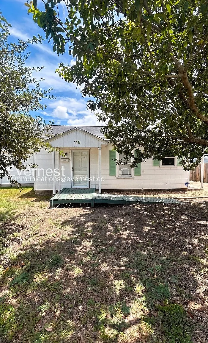 3 bed, 1.0 bath, 837 sqft, $1,225 — Photo 1
