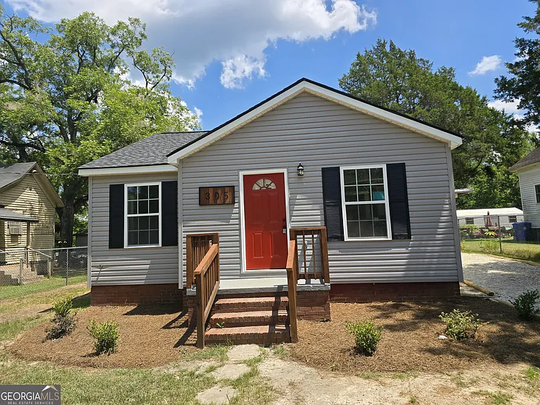 305 Smith St — Photo 1