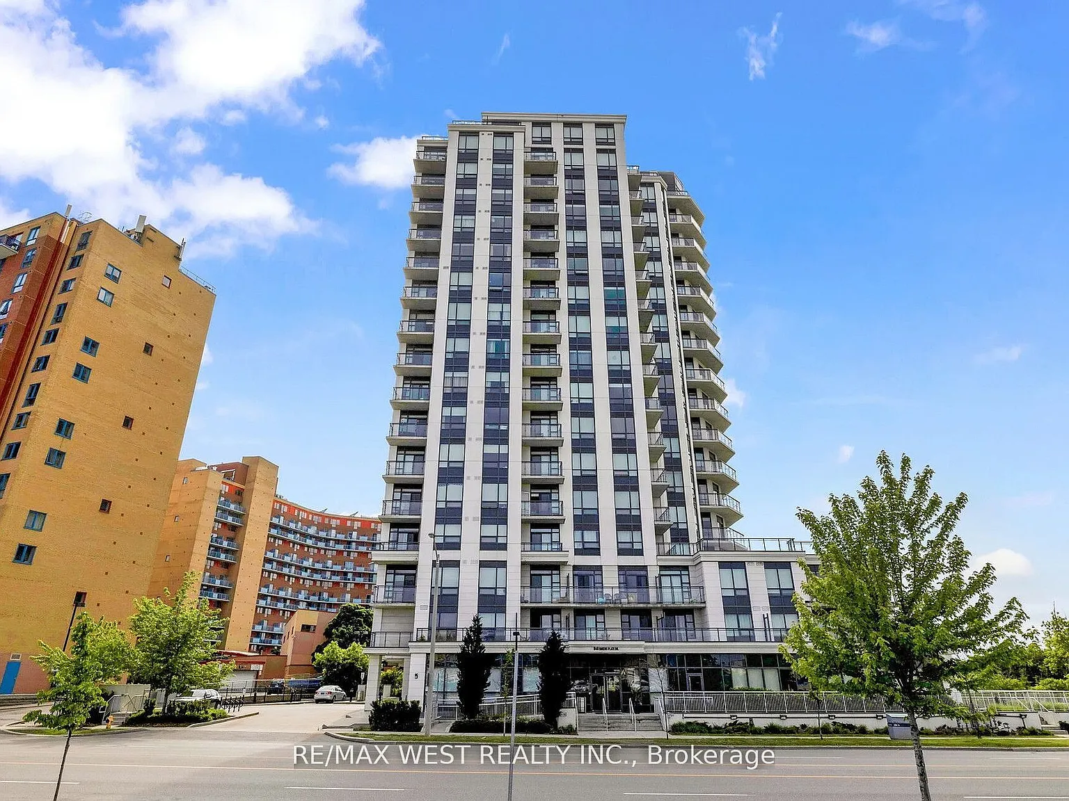 The Lexington Condominium — Photo 1