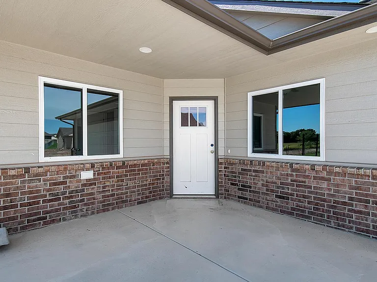 904 N Cloverleaf St — Photo 2