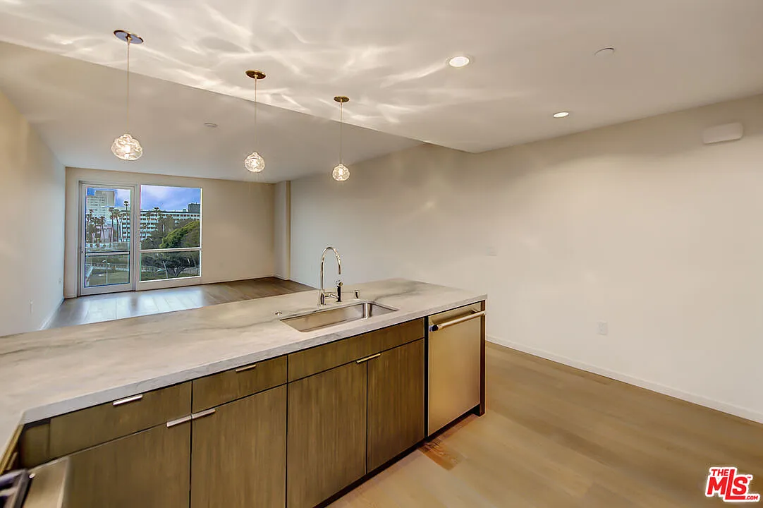 2 bed, 2.0 bath, 1494 sqft, $7,400 — Photo 4
