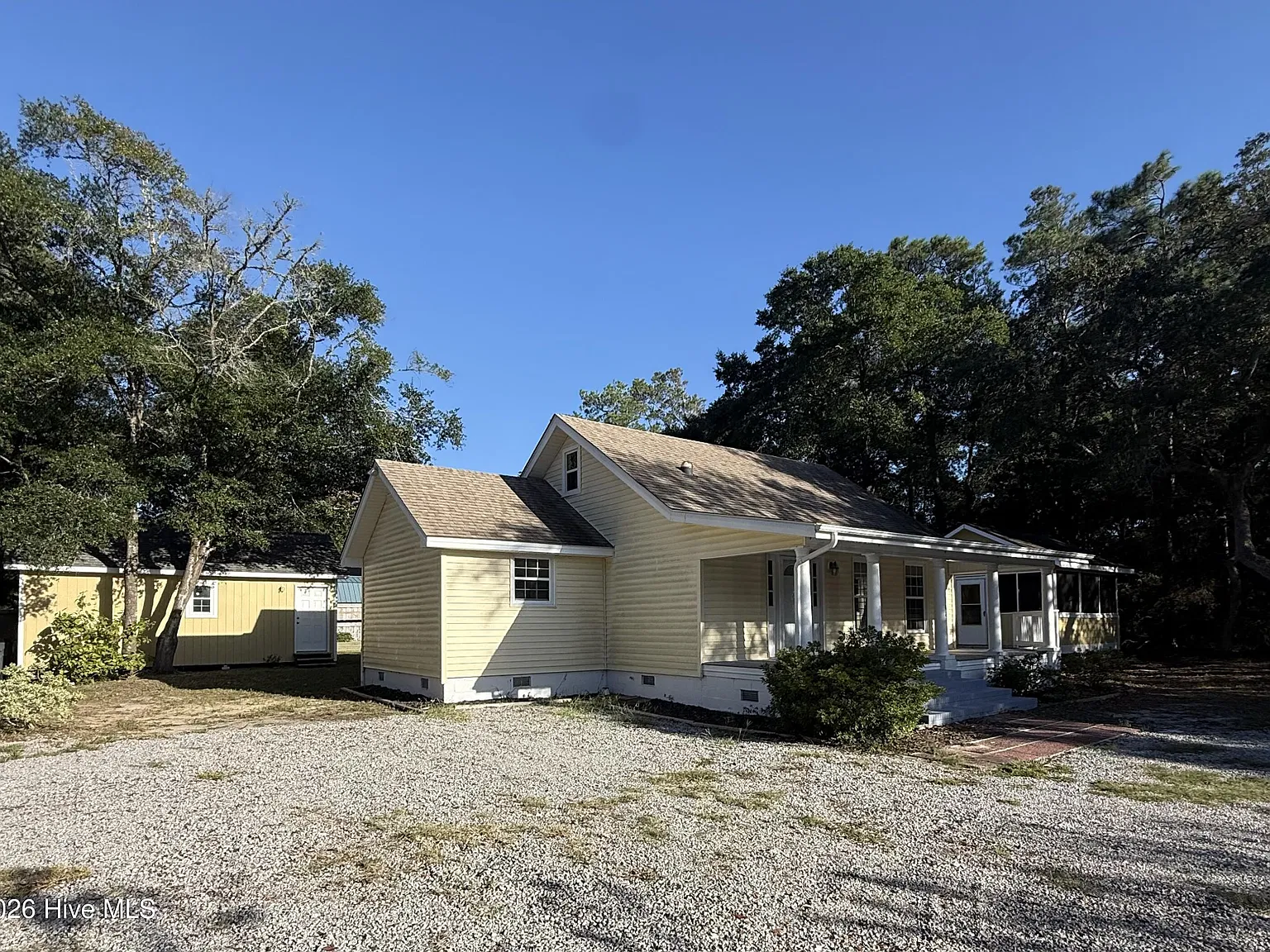 3 bed, 2.0 bath, 1640 sqft, $2,300 — Photo 2
