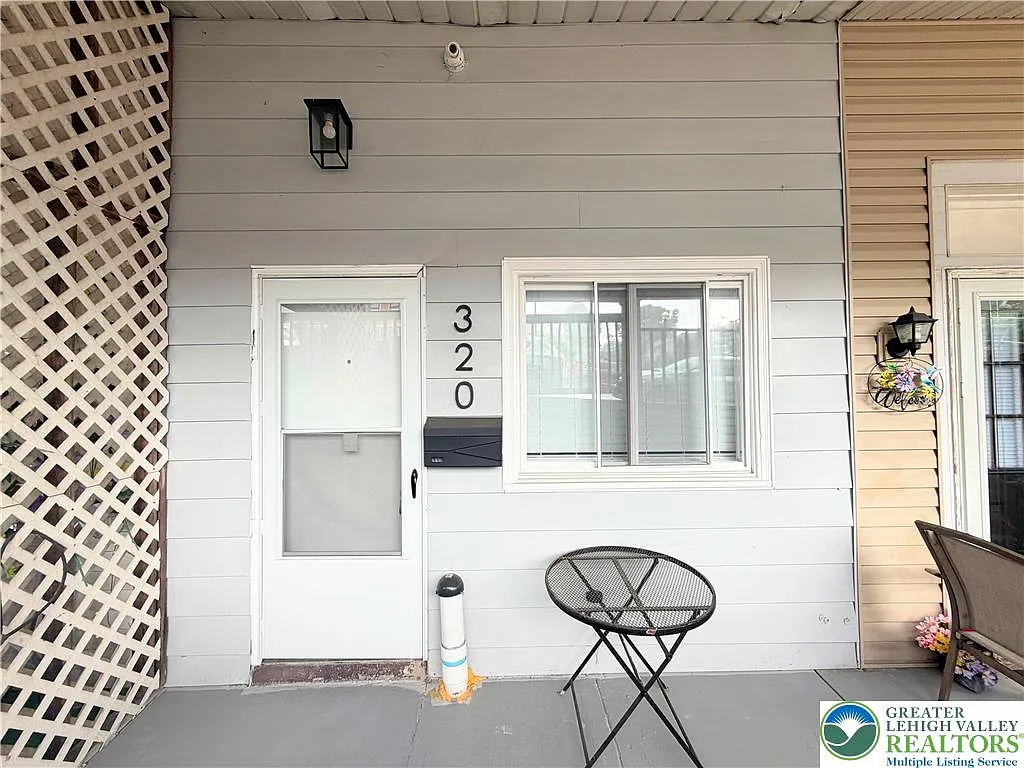3 bed, 1.0 bath, 1024 sqft, $1,850 — Photo 2