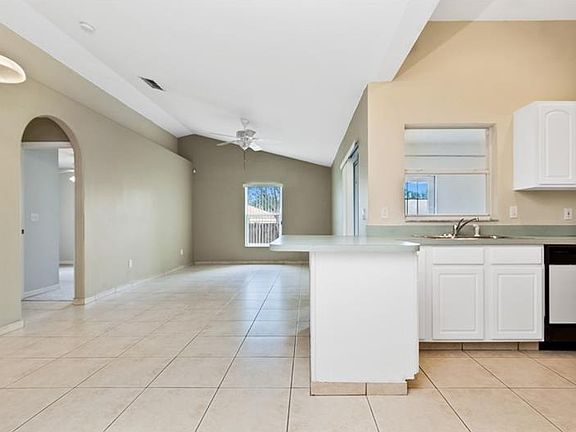 2nd image of 2614 Hawthorne Ln
