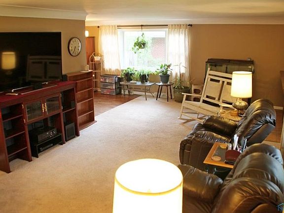 3rd image of 330 Hillcrest Dr