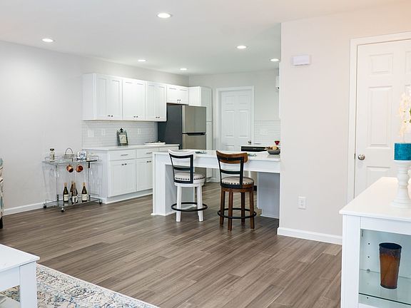5th image of 1309 Hudson Ave #B6