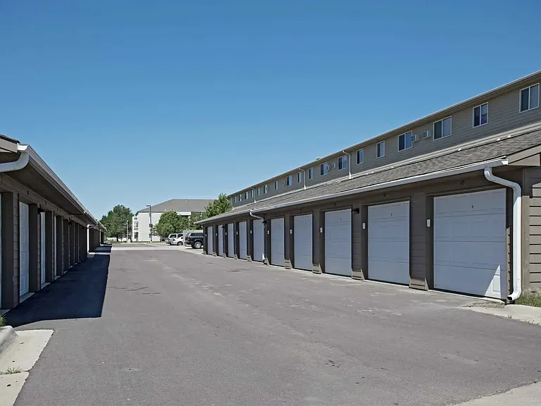 Auburn Manor Apartments — Photo 1
