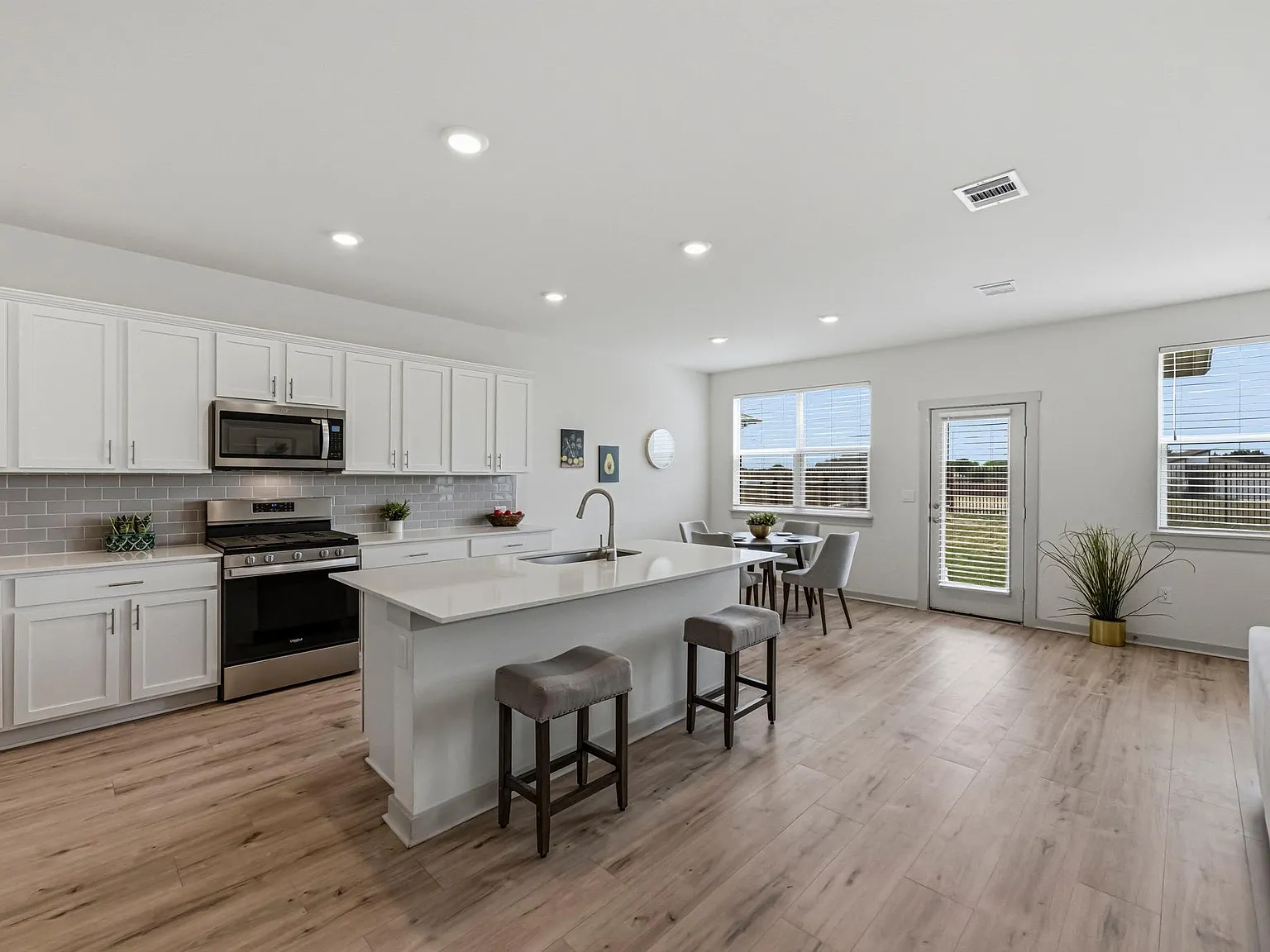 4 bed, 2.5 bath, 2458 sqft, $2,500 — Photo 2