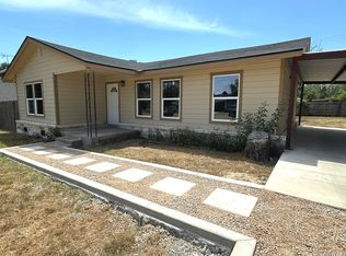 907 Dove Ave, Devine, TX 78016