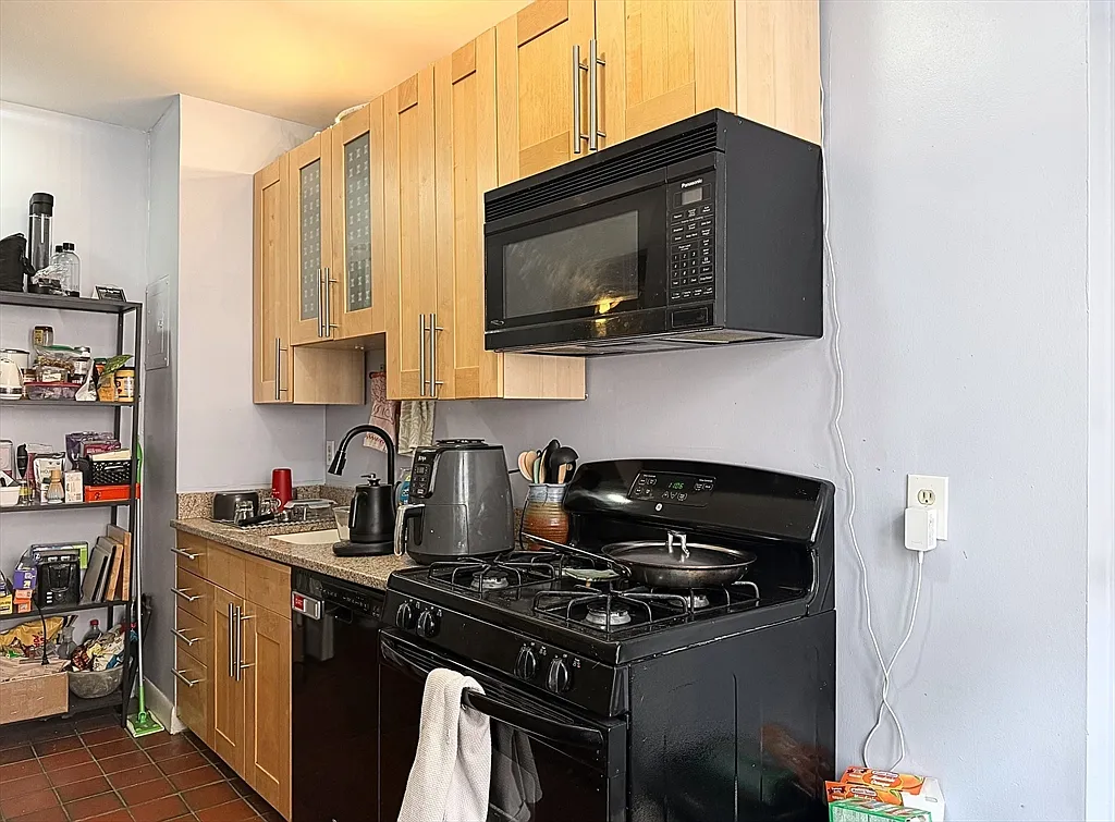 3 bed, 1.0 bath, 1000 sqft, $4,800 — Photo 4