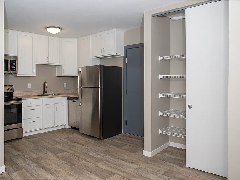 410 Apartments — Photo 11