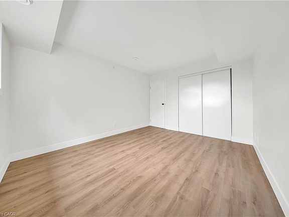 4th image of 3085 Kingsway Dr #21