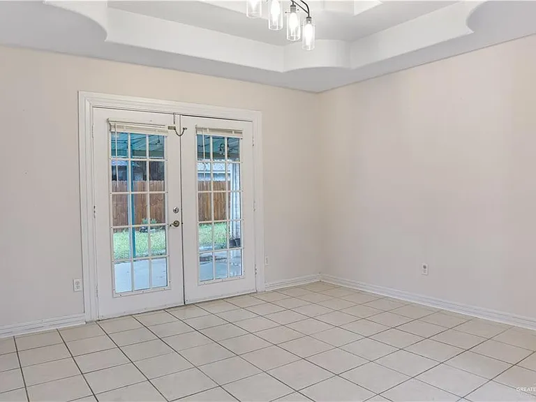 2212 Lilly Cove Dr — Photo 8