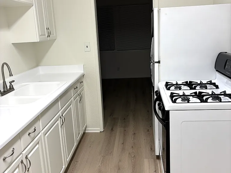 221 E Ash St — Photo 14