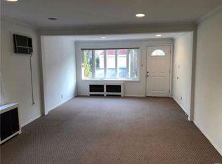 31 Kennedy Rd, Roslyn Heights, NY 11577