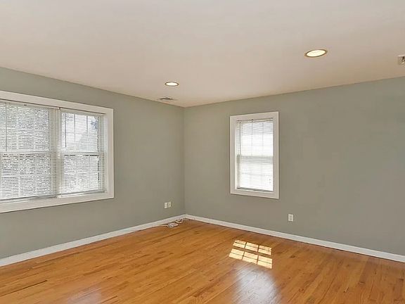 5th image of 16 Inwood Rd Unit A