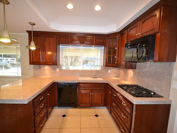 3rd image of 15 Elton Ct
