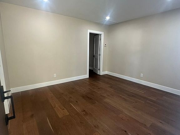 5th image of 320 E Maple Ave #320