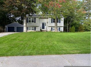 12 Carolyn St, Topsham, ME 04086