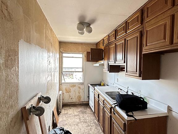 2nd image of 261 Bay 19th St Unit B
