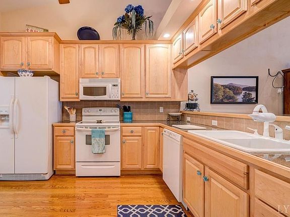 4th image of 210 Blarney Stone Ct #D4