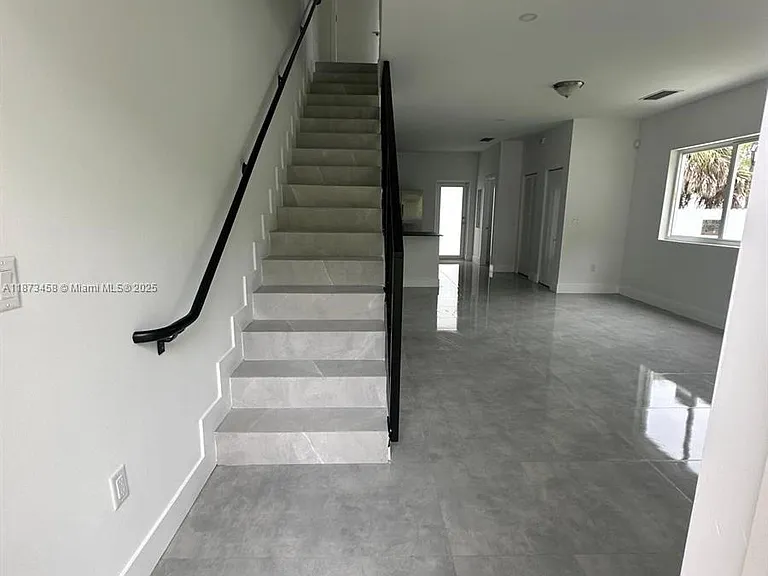 723 NW 19th Ave #B — Photo 2
