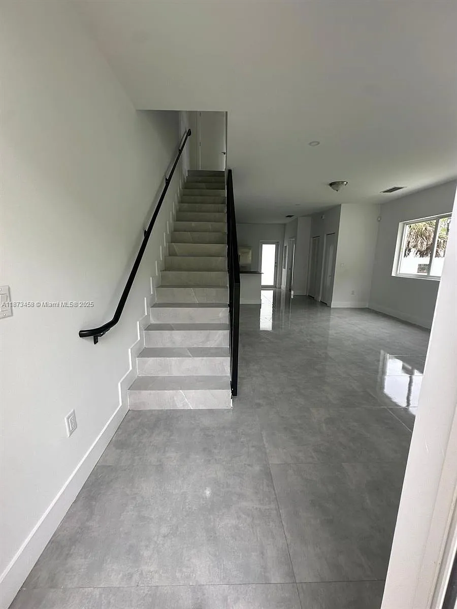 Building Photo - 723 NW 19th Ave #B
