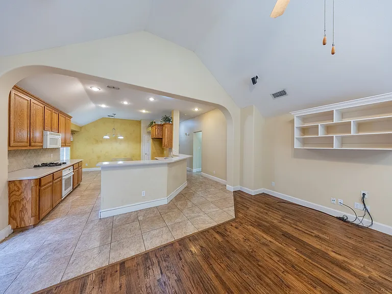 6366 Shadywood Dr — Photo 6