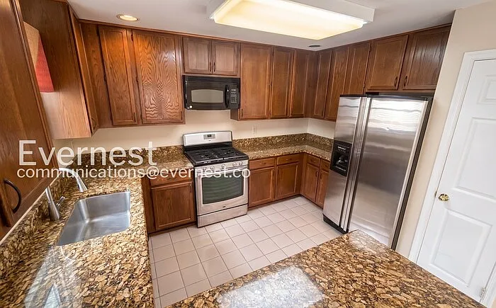 4 bed, 3.5 bath, 2010 sqft, $3,150 — Photo 2