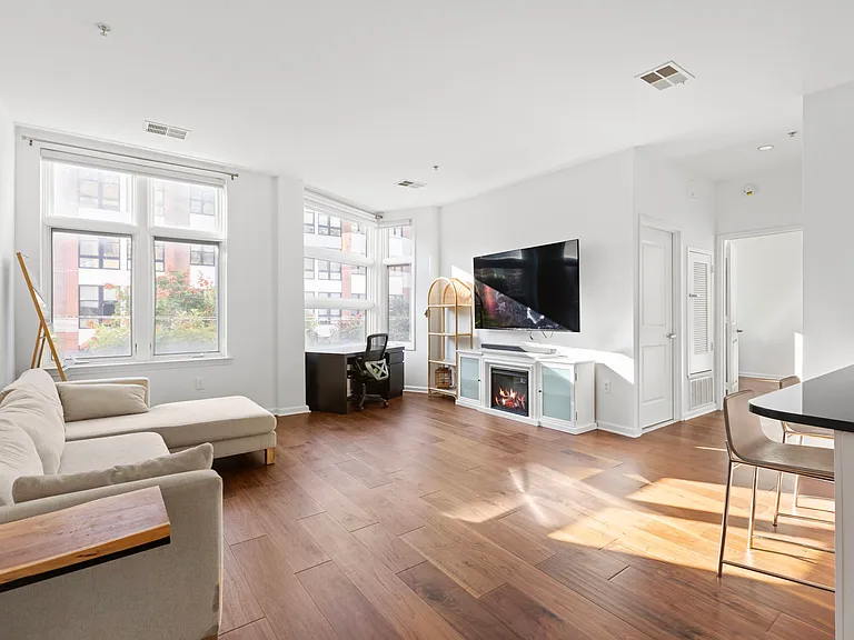 1100 Adams St #313 — Photo 2