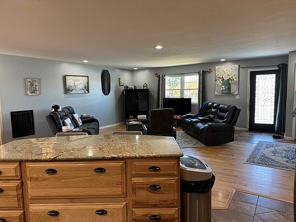 4th image of 10 Eden Ln