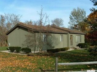 17 Shinnecock Rd, Hampton Bays, NY 11946