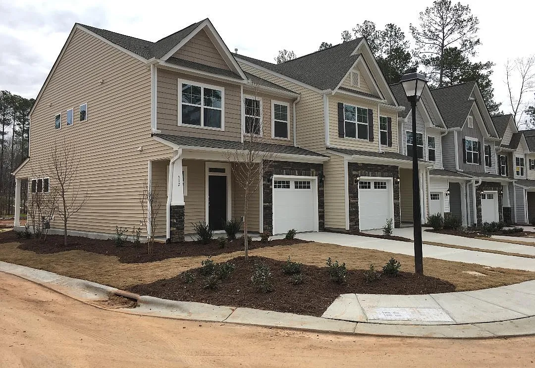3 bed, 2.5 bath, 2016 sqft, $2,095 — Photo 2