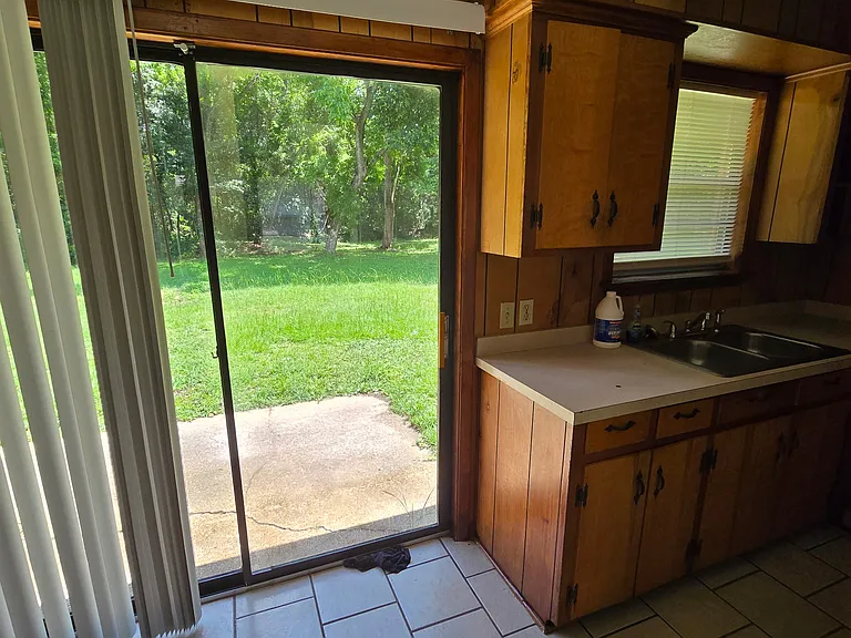 2047 Bradford Dr #B — Photo 6