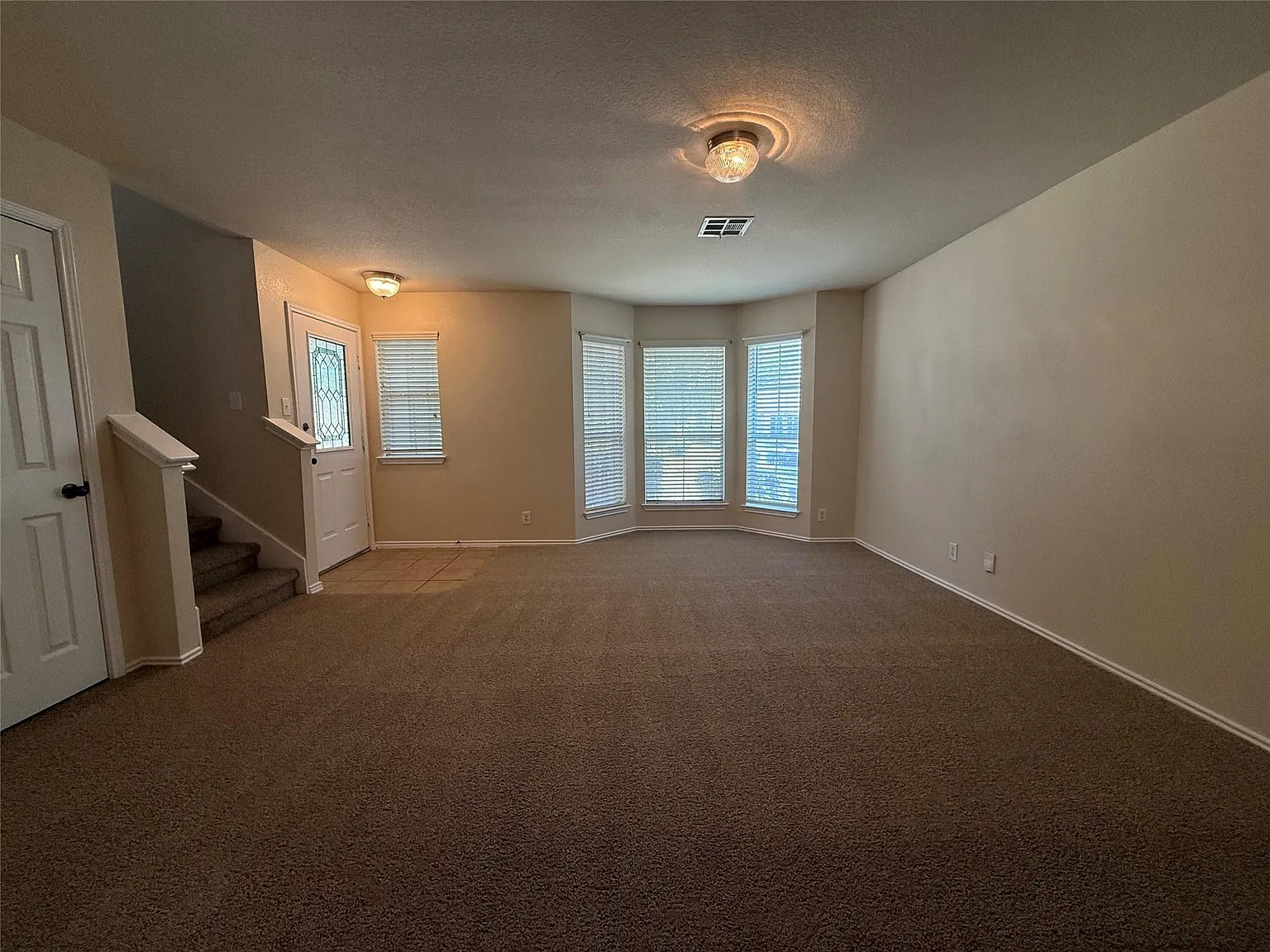 4 bed, 2.5 bath, 1965 sqft, $2,350 — Photo 2