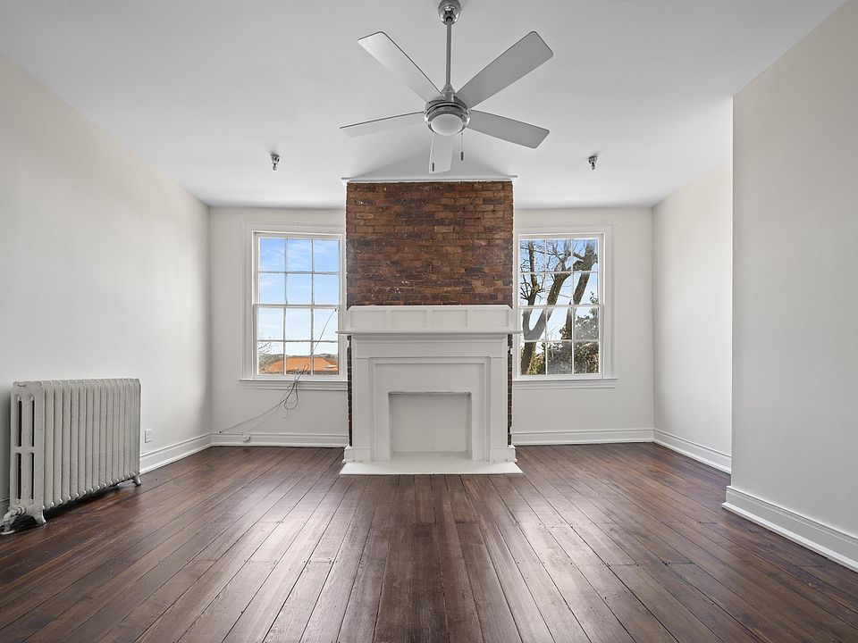 1st image of 212 W 6th St #11200221