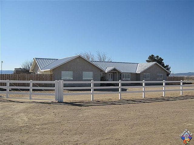 vinyl fence with electric gate
