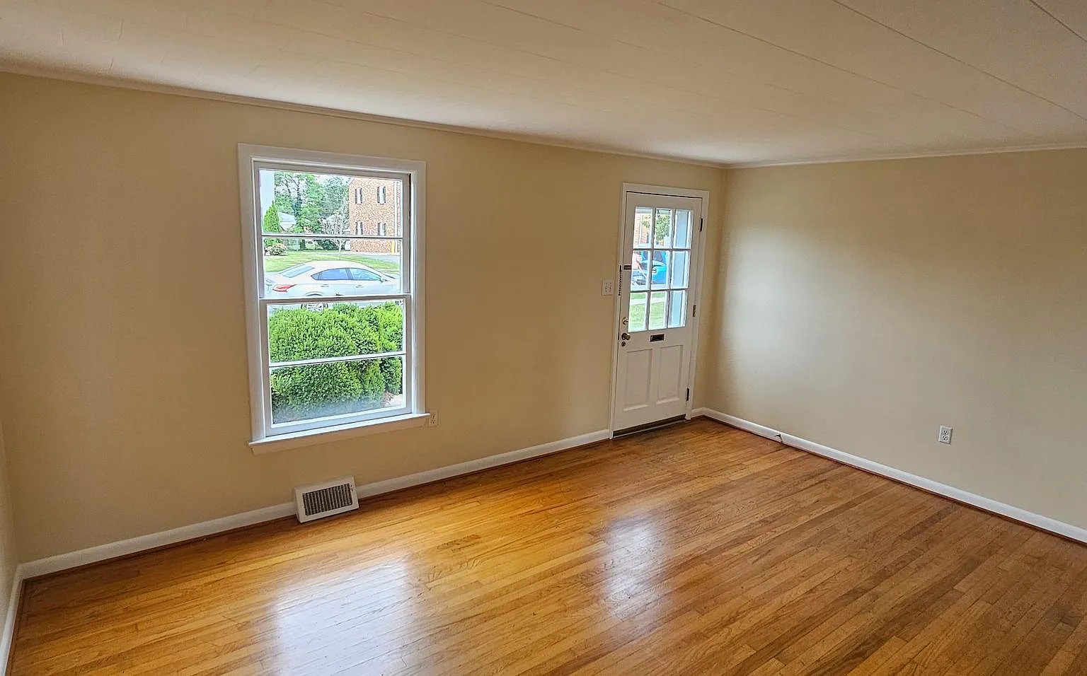 3 bed, 1.0 bath, 900 sqft, $1,450 — Photo 2