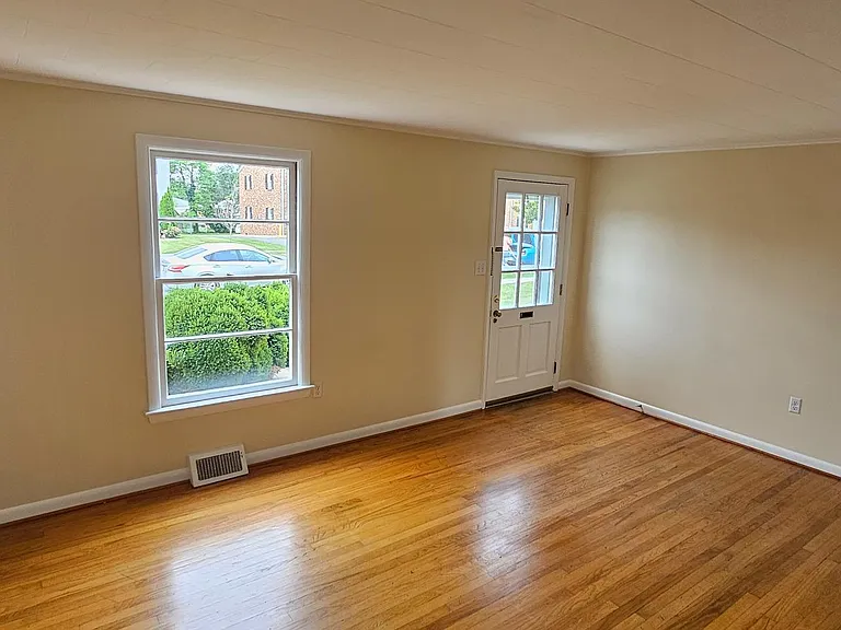 222 E Whitlock Ave — Photo 2